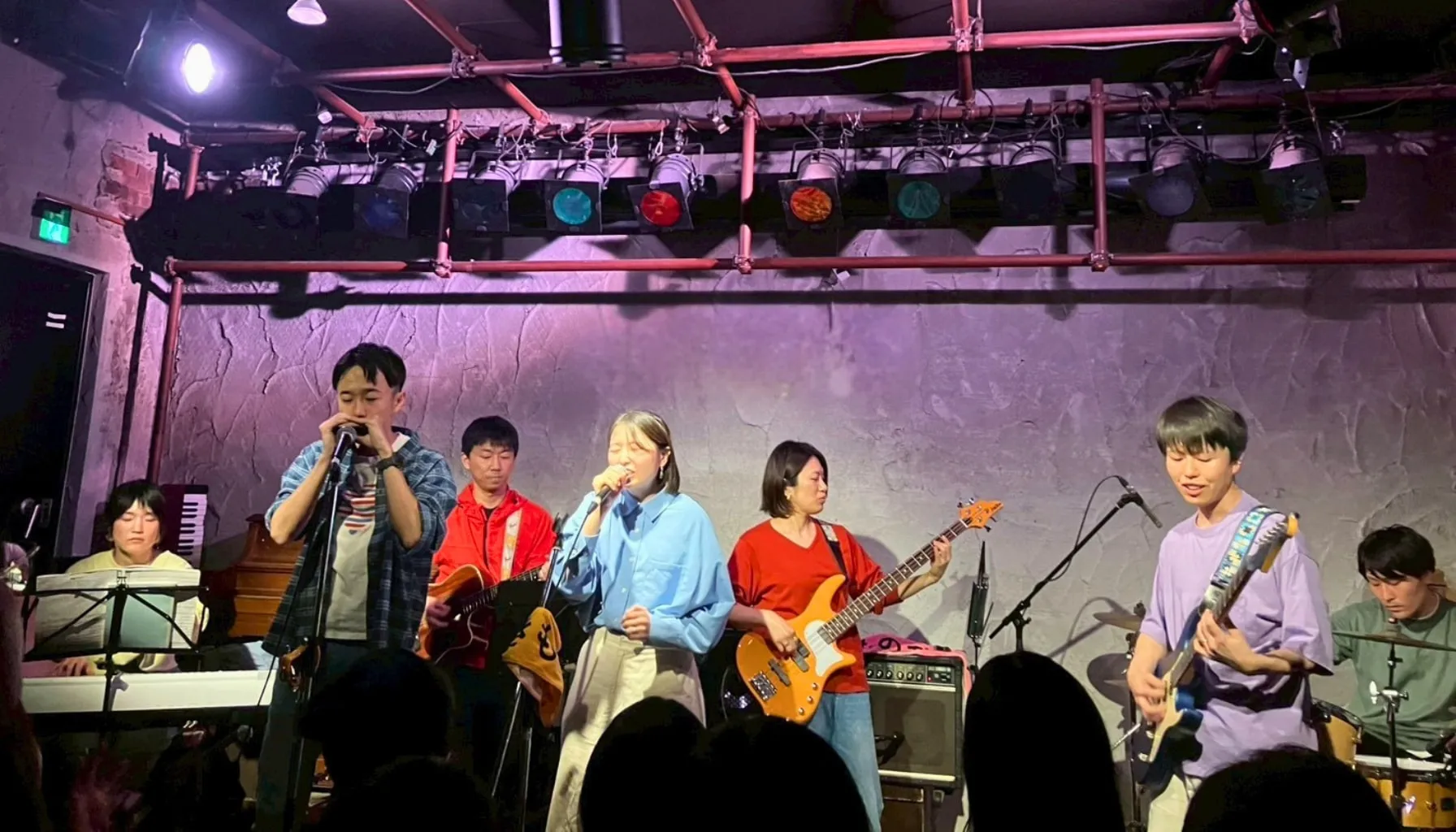 ライブイベント「ファーストステージライブ」のステージで演奏するバンド