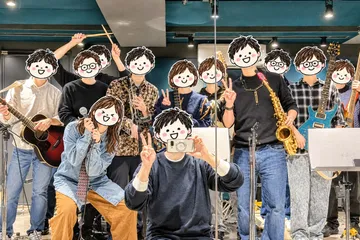 スタジオでギターやサックスを持って集まった、イベントの参加者