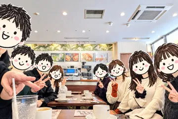 カフェで開いた交流会で、ピースサインをする参加者