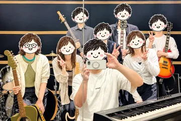 スタジオでギターやキーボードを囲んで集まった、イベントの参加者